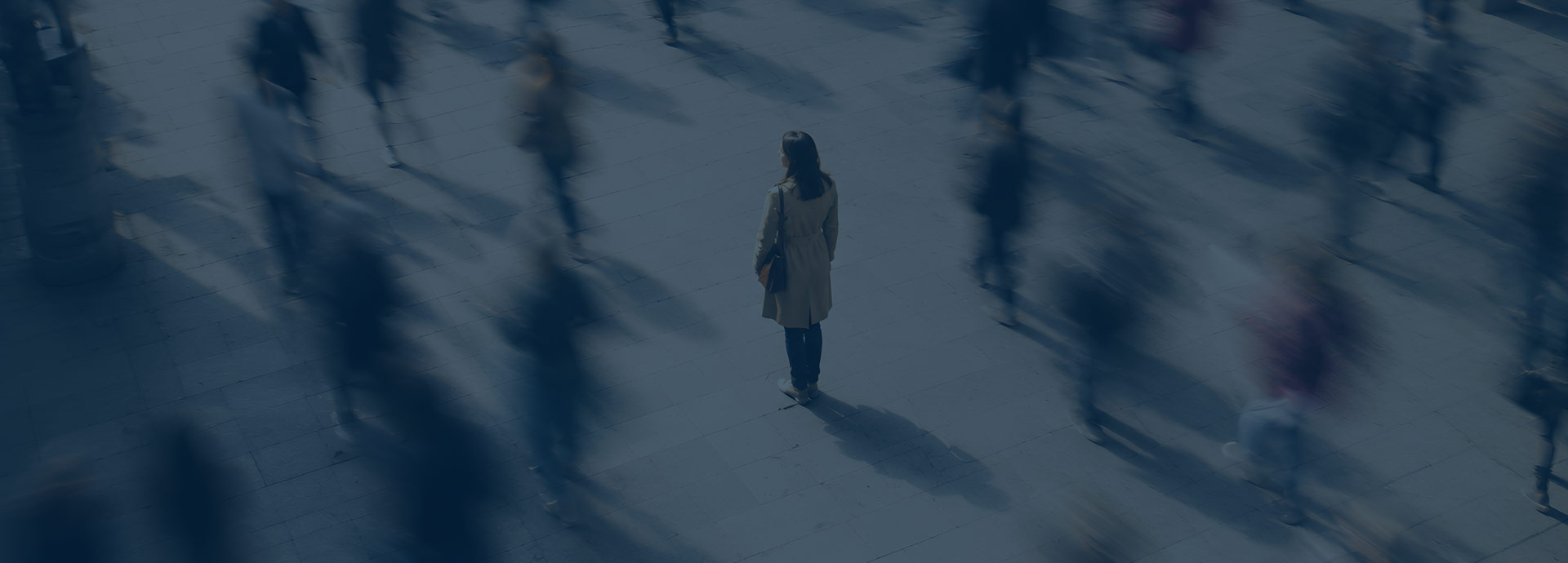 SoD - Stehende Person in einer Gruppe die vorbeilaufen
